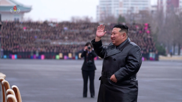 김정은 북한 국무위원장이 지난 8일 제5차 전국어머니대회 참가자들과 함께 기념사진을 촬영했다고 조선중앙TV가 9일 보도했다. 사진=연합뉴스