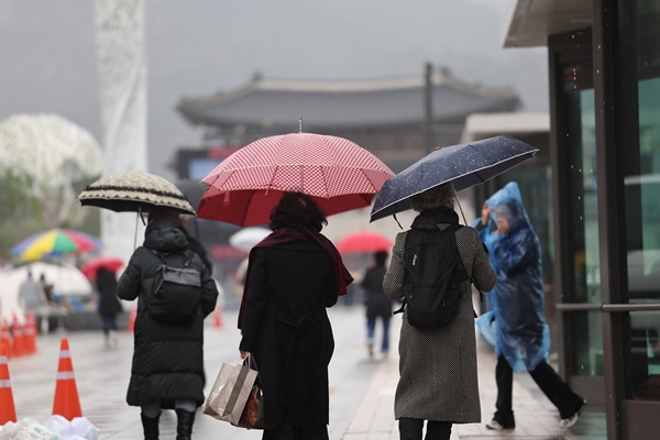 14일 오후 우산을 쓴 시민들이 서울 광화문광장을 지나고 있다. 사진=연합뉴스