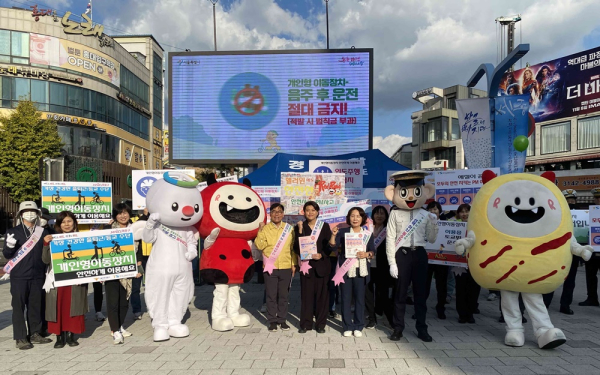  마포구는 서울시가 실시한 ‘2023년 서울시 교통수요관리 평가’에서 대상을 수상했다. 지난 10월 홍대 레드로드에서 올바른 두 바퀴차 이용실천을 위한 레드로드 걷기 캠페인 진행 모습.   사진=마포구 제공