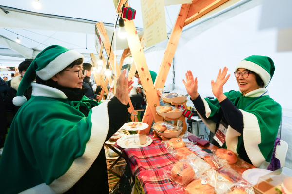 이순희 강북구청장이 크리스마스 마켓에 참여한 지역 상인들과 소통하고 있다.