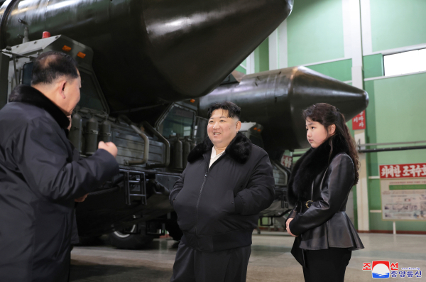 김정은 북한 국무위원장이 대륙간탄도미사일(ICBM) 발사대 생산 공장을 둘러보며 전략미사일 전력을 과시했다. 조선중앙통신은 김 위원장이 '중요군용대차생산공장'을 현지 지도했다고 지난 5일 보도했다. 사진=연합뉴스