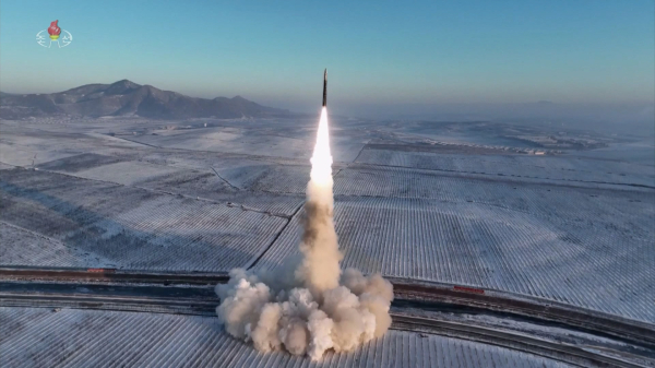 지난달 18일 김정은 북한 국무위원장의 참관하에 발사한 고체연료 대륙간탄도미사일(ICBM) '화성-18형'의 발사 영상을 조선중앙TV가 19일 공개 했다. 사진=연합뉴스