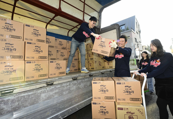미아동 주민센터에서 농심켈로그 직원들이 기부 물품을 옮기고 있다. 사진=강북구 제공 