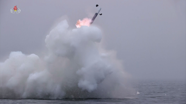 김정은 북한 국무위원장이 지난 1월 28일 새로 개발된 잠수함발사 전략순항미사일 '불화살-3-31형'의 시험 발사를 지도했다고 조선중앙TV가 29일 보도했다. 사진=연합뉴스