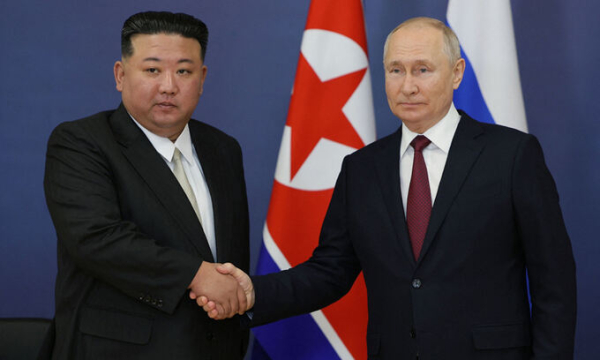 지난해 9월 러시아 극동 지역을 방문한 김정은 북한 국무위원장(왼쪽)이 블라디미르 푸틴 러시아 대통령과의 정상회담에 앞서 기념 촬영을 하고 있다. 사진=연합뉴스