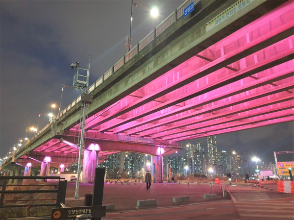 신정교 하부에 설치된 경관 조명. 분홍빛으로 빛나고 있는 모습. 사진=영등포구 제공