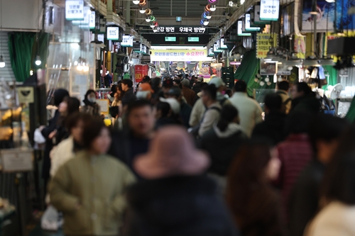 서울 시내의 붐비는 전통시장. 사진=연합뉴스