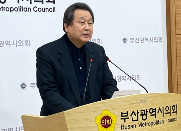 국민의힘 전신인 새누리당 대표를 지낸 김무성 전 의원이 지난달 15일 부산시의회에서 제22대 총선 출마 선언을 하고 있다. 사진=연합뉴스