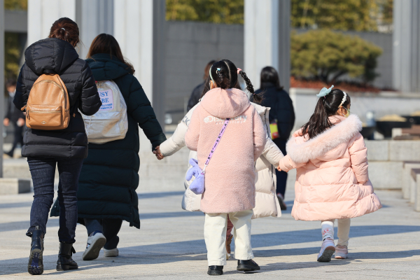 서울 용산구 국립중앙박물관을 찾은 어린이들이 가족과 함께 이동하고 있다. 사진=연합뉴스 제공