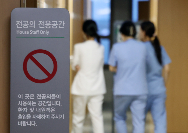 이른바 '빅5' 병원의 전공의들이 집단으로 사직서를 제출하기로 한 가운데 19일 서울의 한 대학병원 전공의 전용 공간에서 의료진이 이동하고 있다. 사진=연합뉴스