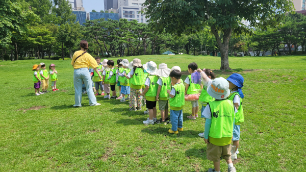 유아숲 체험원 참여한 어린이들 모습. 사진=영등포구 제공 