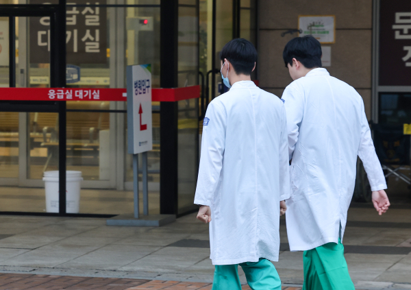 지난 20일 오전 서울 시내 한 병원에서 의료진들이 이동하는 모습. 사진=연합뉴스