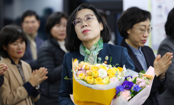 김현숙 여성가족부 장관이 21일 오후 정부서울청사에서 열린 이임식에서 직원들로부터 꽃다발을 받았다. 사진=연합뉴스
