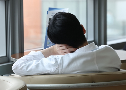 서울의 한 대학 병원에서 의사가 휴식을 취하고 있다. 사진=연합뉴스