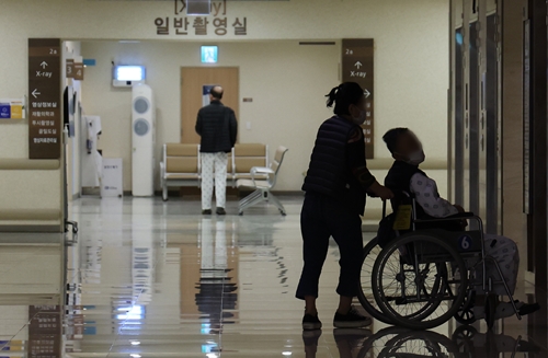 서울 시내 한 대형병원에서 한 환자가 이동하고 있다. 사진=연합뉴스