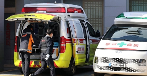 광주 광산구 2차 병원 응급실 앞에서 환자를 이송한 119구급대가 움직이고 있다. 사진=연합뉴스