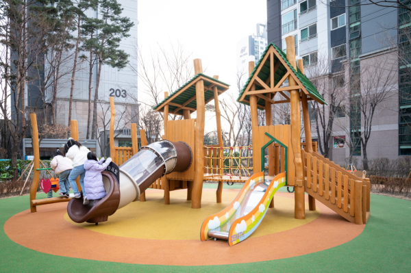 금천구가 노후화된 어린이공원 5개소를 새 단장 했다. 시흥1동 중앙어린이공원 모습. 사진=금천구 제공
