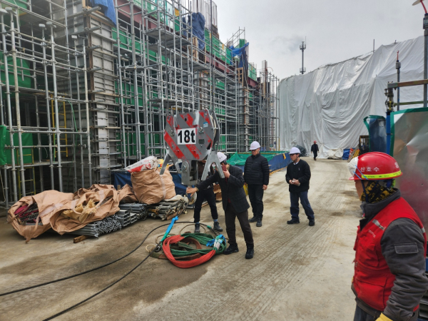 강북구청 관계자들이 해빙기를 맞아 건축공사장 안전점검을 펼치고 있다. 사진=강북구 제공 