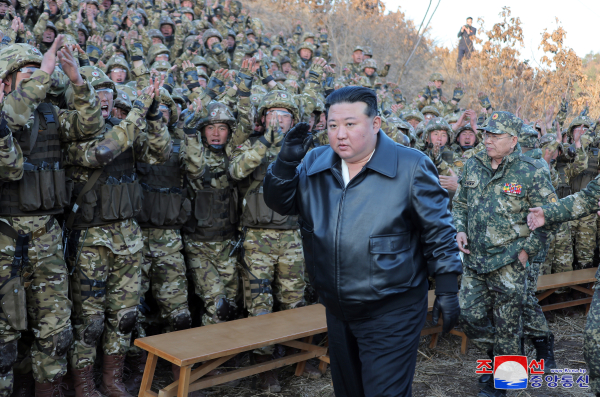 김정은 북한 국무위원장이 지난 6일 북한군 서부지구 중요 작전 훈련 기지를 방문해 시설을 돌아보고 훈련을 지도했다고 조선중앙통신이 7일 보도했다. 사진=연합뉴스