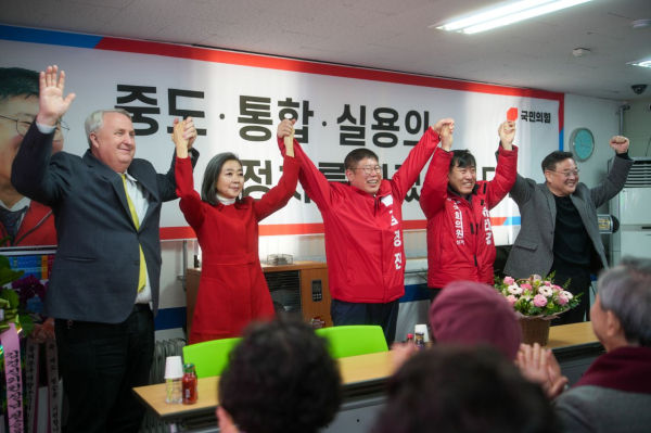 김경진 전 의원이 9일 동대문구 전농동 선거사무소 개소식을 열고 22대 총선 시동을 걸었다.  