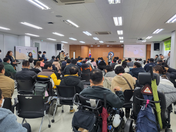 서울시선거관리위원회는 발달장애인 100여 명을 대상으로 제22대 국회의원선거와 관련한 투표참여 교육과 모의투표체험을 실시했다.  