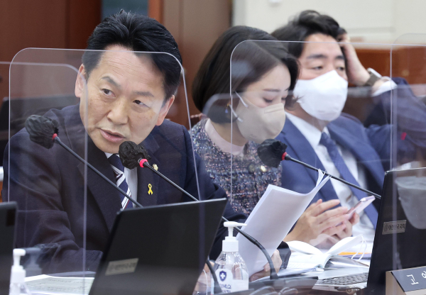 고영인 더불어민주당 의원(맨 왼쪽). 사진=연합뉴스