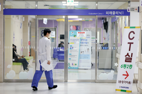 광주 동구 전남대병원에서 한 의사가 복도를 지나고 있다.