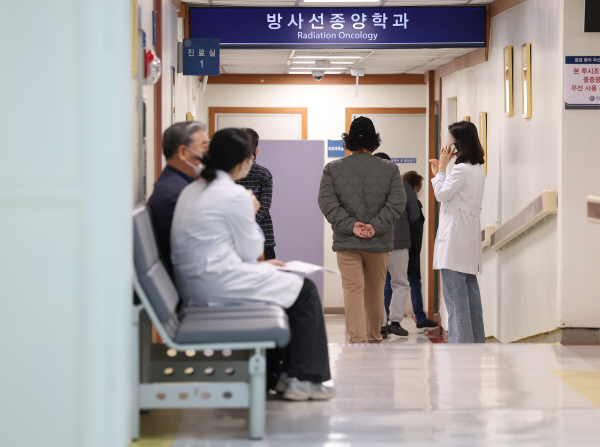 서울 한 대형병원에서 의료진이 환자와 대화를 나누고 있다. 사진=연합뉴스