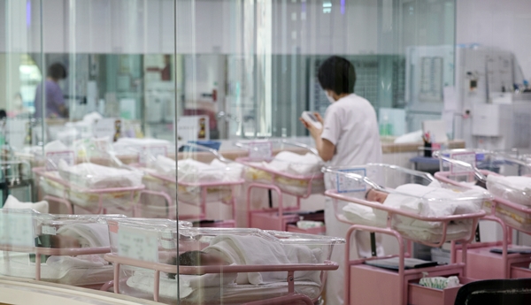서울 시내 한 산후조리원 신생아실에서 한 관계자가 신생아를 돌보고 있다. 사진=연합뉴스
