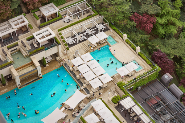 서울신라호텔이 야외 수영장 ‘어번 아일랜드’를 오는 22일 오픈한다. 사진=신라호텔 제공