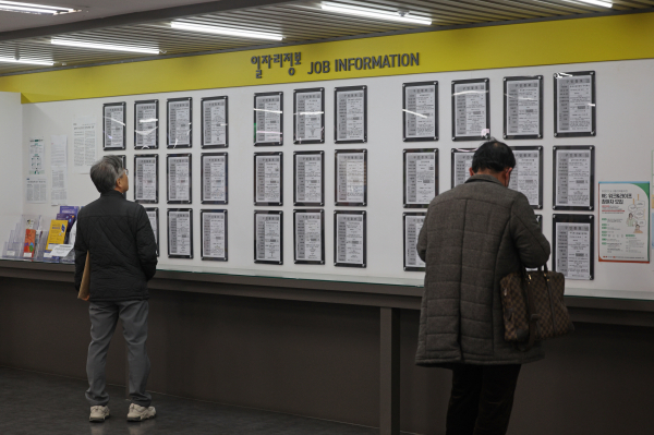 지난 13일 서울의 한 고용센터에서 구직자들이 일자리정보 게시판을 살펴보고 있다.  사진=연합뉴스 제공