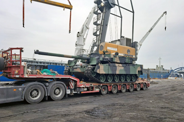폴란드 그드니아 항구에 도착한 폴란드 K2 전차 모습. 사진=현대로템 제공