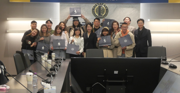 지난 11일 특강 이후 한국외대 관계자 및 학생과 카리타스 관계자들이 기념촬영을 하고 있다. 사진=한국외대 제공