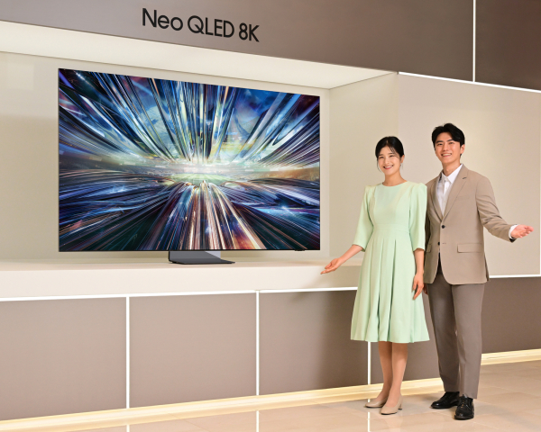 삼성전자 모델이 역대급 성능의 '3세대 AI 8K 프로세서'를 탑재한 2024년형 Neo QLED 8K TV 신제품을 소개하고 있다. 사진=삼성전자 제공
