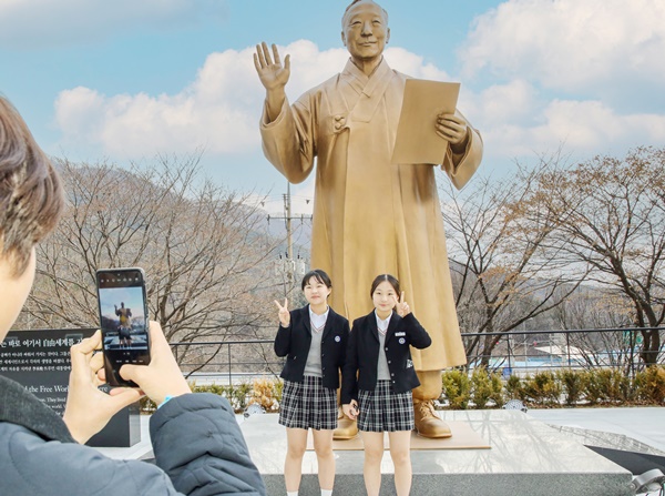 건국 전쟁을 관람한 윤옥여 씨 가족이 지난 24일 다부동전적기념관 이승만 대통령 동상 앞에서 중학생 자녀와 함께 기념 촬영을 하고 있다.