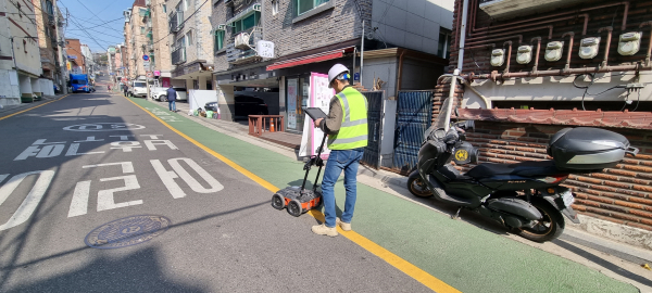 서울 강서구가 오는 10월까지 지반침하사고를 예방하기 위한 도로하부 공동조사에 나선다. 휴대형 GPR 탐사. 사진=금천구 제공