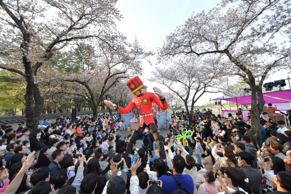 지난해 31일부터 4월 2일까지 3일간 열린 2023경주벚꽃축제 기간 메인 축제장인 대릉원 돌담길 모습.