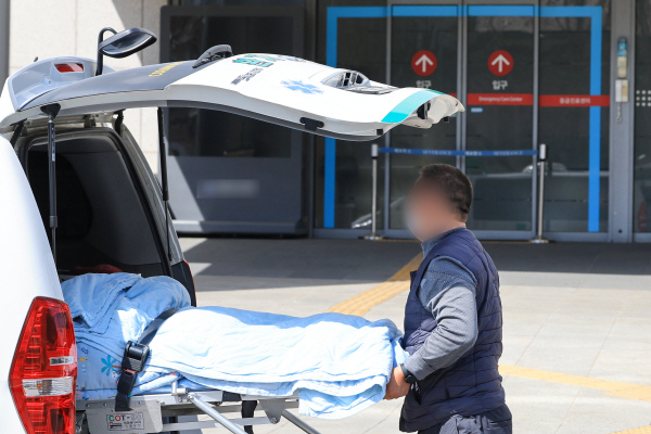 서울 시내 한 대학병원 응급진료센터에서 나온 환자가 구급차로 이송되고 있다.