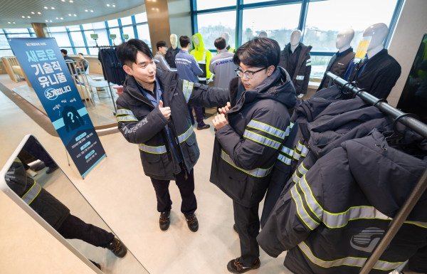 서울 강서구 대한항공 본사에서 직원들이 신규 안전 현장 유니폼을 시착해보고 있다. 사진=대한항공 제공.