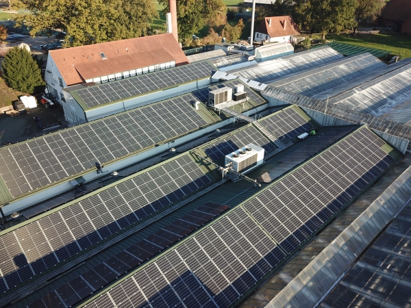독일의 한 마을에 설치된 건물형 태양광 발전소 모습. 사진=한화솔루션 제공