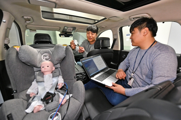 현대모비스 용인 기술연구소에서 연구원들이 탑승객 감지시스템을 시험하고 있다. 사진=현대자동차