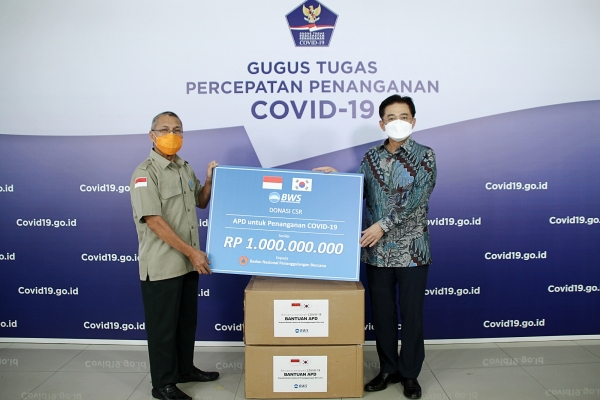우리소다라은행은 인도네시아 자카르타의 국가재난방지청에 방호복 5000벌을 기부했다. 최정훈 우리소다라은행 법인장(오른쪽)과 인도네시아 국가재난방지청 이브누(Ibnu)국장이 기념촬영을 하고 있다. 사진=우리은행