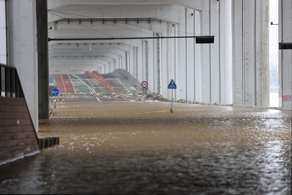 폭우로 한강 수위가 상승하며 서울 잠수교가 물에 잠겨있다. 사진=연합뉴스 제공