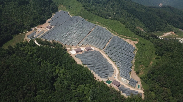 올해 7월 LS ELECTRIC이 구축한 국내 최대 94MW급 영암태양광발전소 전경. 사진=LS그룹 제공