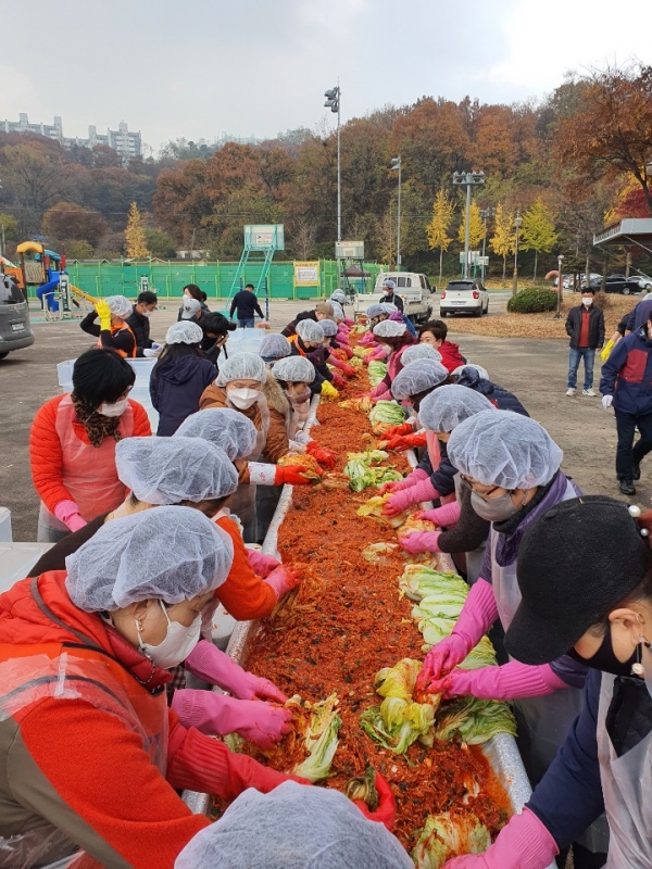 김포시여성단체협의회는  ‘2020년 한마음 사랑의 김장나누기 행사’에 참여한 회원들이 맛있는 김치를 만드느라 분주한 손길에 여염이없다.