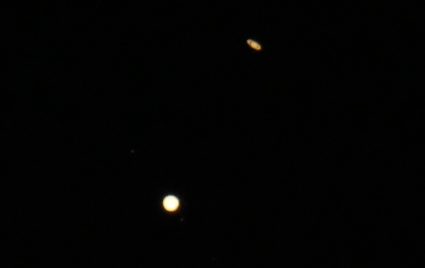 21일 오후 서울 용산구에서 관측한 목성과 토성의 대근접. 사진= 연합뉴스