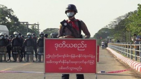 미얀만 수도 네피도에서 무장한 경찰이 시위대와 대치하고 있다. 로이터=연합뉴스