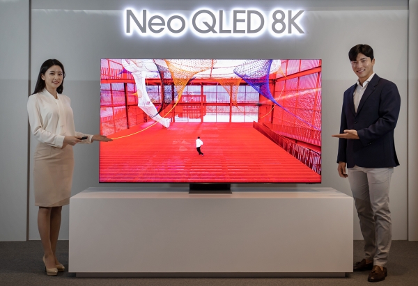 삼성전자 모델이 서울 서초동에 위치한 삼성 딜라이트에서 신제품 Neo QLED TV를 소개하고 있다. 사진=삼성전자 제공
