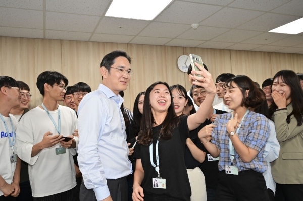 이재용 삼성전자 부회장이 지난해 삼성 청년 소프트웨어 아카데미(SSAFY) 광주 교육센터를 방문해 소프트웨어 교육을 참관하고 교육생들과 기념촬영하고 있다. 사진=삼성전자 제공
