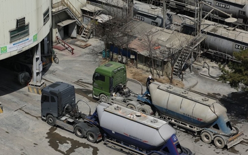 서울 시내 한 시멘트 저장소에 시멘트 수송을 위한 화물트럭과 열차가 세워져 있다. 사진=연합뉴스